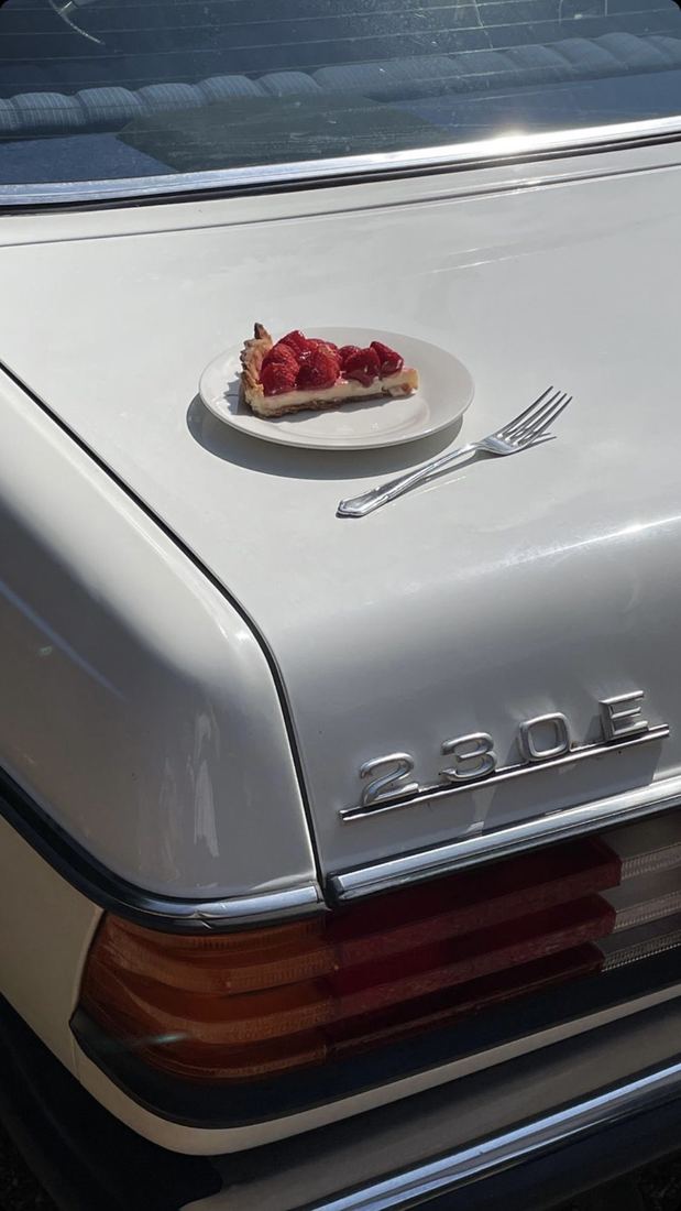 Mercedes 230E mit Erdbeerkuchen