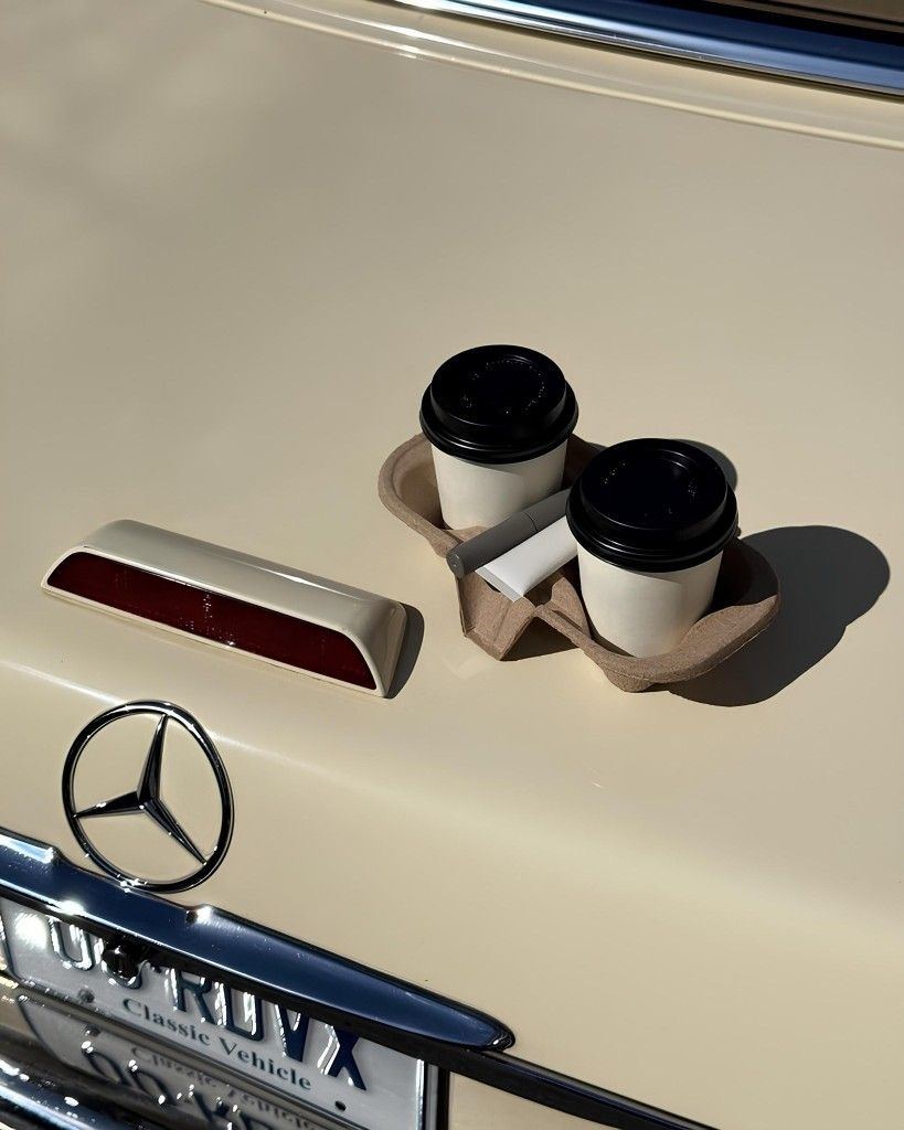 Mercedes mit zwei Kaffeebechern
